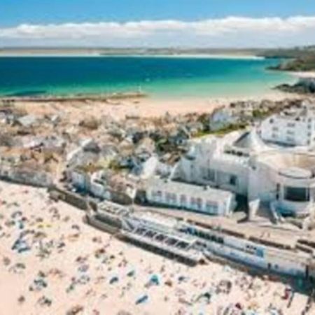 St Ives Apartment Private Parking With Garden 10 Minute Walk Into Town And Beach ภายนอก รูปภาพ